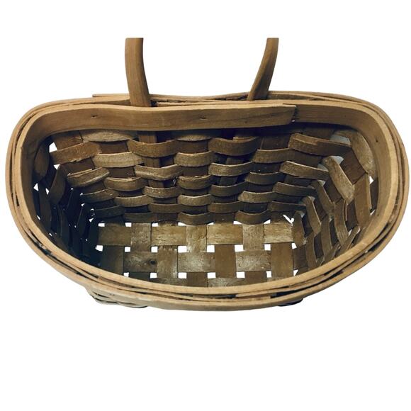 Cute little basket, hangs on wall - Picture 2 of 5